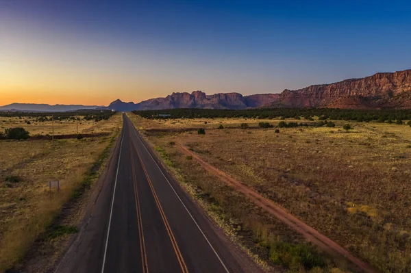 Typisch Klare Berühmte Amerikanische Highway Road Sonnenuntergang Blaugelber Himmel Berge — Stockfoto