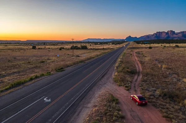 Zion Ulusal Parkı 'na yakın otoyol üzerindeki hava görüntüsü. Gün batımı gökyüzü, dağlar. Utah. Usa