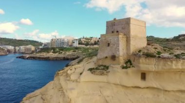 Xildi kulesinin havadan görünüşü, sahil, Gozo adasındaki körfez. Tuz tavaları ve deniz. Kamera geri gidiyor. Malta ülkesi