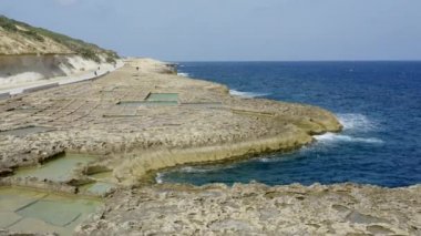 Gozo adasındaki kıyı şeridi tuz tavaları ve deniz manzarası. Marsalforn şehri, Xwejni Körfezi. Malta ülkesi