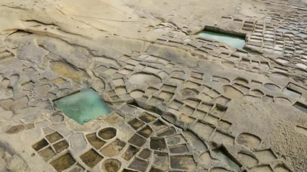 戈佐岛上的盐罐和大海俯瞰全景 Xlendi 马耳他国家 — 图库视频影像