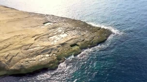 Widok Lotu Ptaka Solnego Morza Wyspie Gozo Miasto Xlendi Kamera — Wideo stockowe