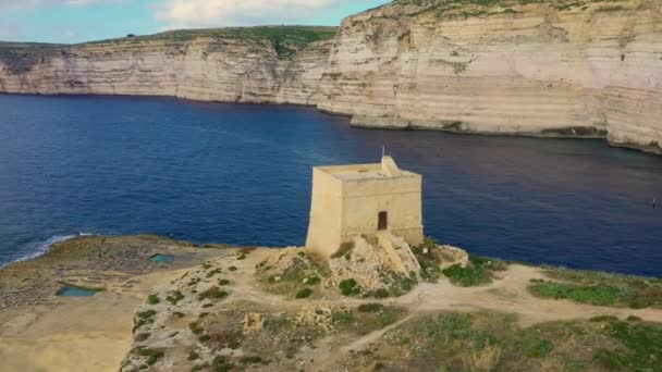 Xlendiタワー ビーチ ゴゾ島の湾の空中ビュー 塩鍋と海 カメラが円を描く マルタ国 — ストック動画
