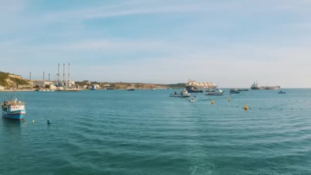 Вид Воздуха Туристическую Лодку Заливе Марсашлокк Камера Движется Вперед Страна — стоковое видео