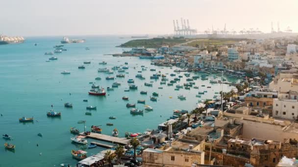 Widok Lotu Ptaka Wioska Rybacka Marsaxlokk Tradycyjne Maltańskie Łodzie Morzu — Wideo stockowe