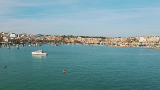 从空中俯瞰Marsaxlokk渔村 海上的传统商船 摄像机在前进 马耳他岛 — 图库视频影像