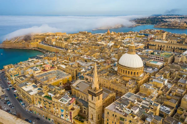 Flygfoto Över Valletta Kupol Kyrka Moln Dimma Blå Himmel Europa — Stockfoto