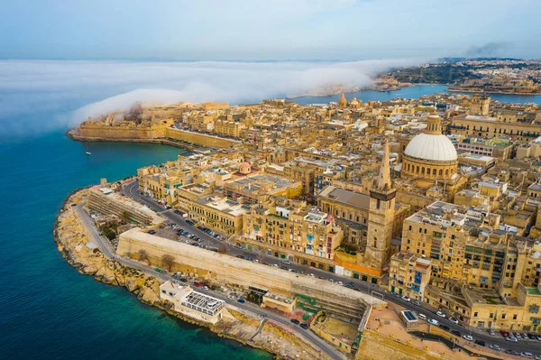 Flygfoto Över Valletta Kupol Kyrka Moln Dimma Blå Himmel Europa — Stockfoto
