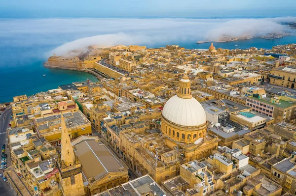 Widok Lotu Ptaka Valletta Kopuła Kościół Chmury Mgła Błękitnym Niebie — Zdjęcie stockowe