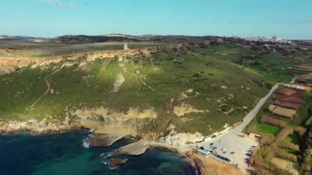 Vue Aérienne Plage Gnejna Bay Hiver Beaucoup Verdure Collines Champs — Video