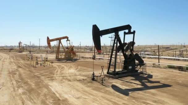 Oil Pumpjack Work Oil Industry Equipment Morning Blue Sky California — 비디오