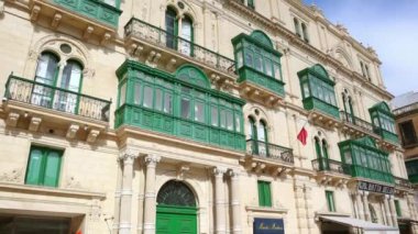 Valletta şehrinin yeşil ahşap balkonları - Malta ve Malta ulusal bayrağının başkenti