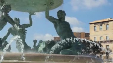 Valletta 'daki Triton çeşmesi. Kamera hareket ediyor. Ünlü bir dönüm noktası. Malta 