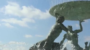 Valletta 'daki Triton çeşmesi. Kamera hareket ediyor. Ünlü bir dönüm noktası. Avrupa ülkesi. Malta adası
