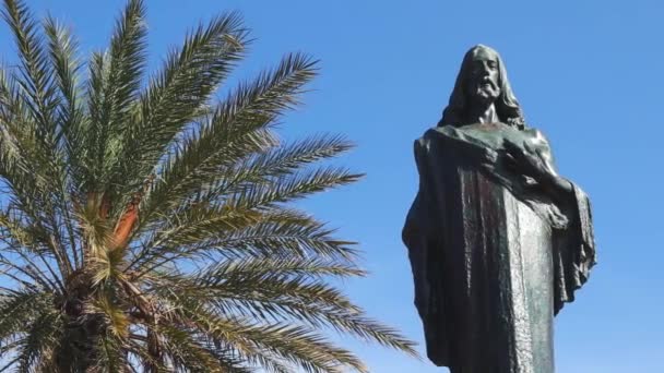 Valette Malte Statue Christ Roi Grand Palmier Vert Ciel Bleu — Video