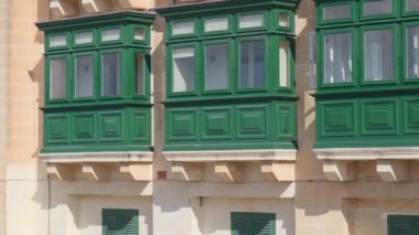 Yeşil geleneksel Malta balkonları. Malta