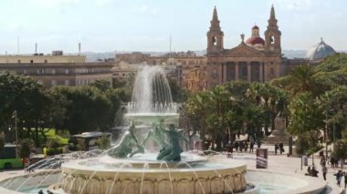 Kapıdan önce Triton çeşme meydanı, şehrin girişi. Güneşli bir gün ve mavi gökyüzünde bulutlar. Malta 