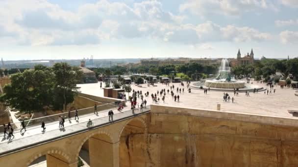 Menschen Der Stadt Valletta Eingang Tor Zur Stadt Brunnen Floriana — Stockvideo