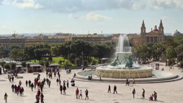 Fonte Tritão Quadrado Com Pessoas Antes Portão Cidade Valletta Capital — Vídeo de Stock