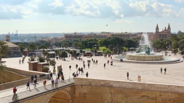 Fontana Tritone Nella Città Floriana Prima Dell Ingresso Valletta Persone — Video Stock