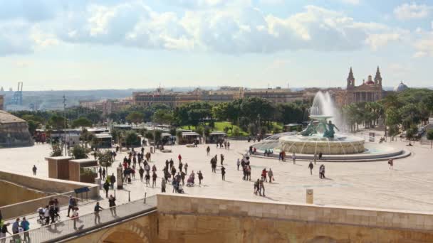 Fontana Tritone Gente Sulla Piazza Principale Prima Del Cancello Ingresso — Video Stock