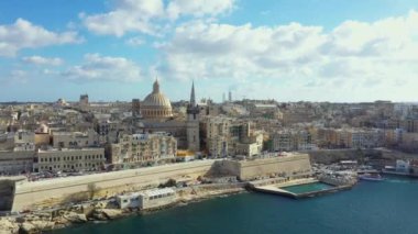 Valletta şehrinin havadan görüntüsü. Ana kilise ve kubbe. Gün ışığı, bulutlu mavi gökyüzü. Akdeniz 'de. Avrupa. Malta ülkesi