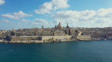 Valletta 'nın havadan görünüşü - Malta ülkesinin başkenti. Gün ışığı, bulutlu mavi gökyüzü. Akdeniz 'de. Kamera aşağı hareket ediyor
