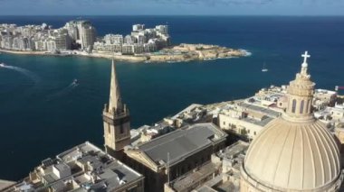 Sliema şehrinin hava manzarası, Tigne nokta kompleksi. Ana kilise ve kubbe. Malta ülkesi