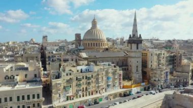 Valletta 'nın havadan görünüşü - Malta ülkesinin başkenti. Gün ışığı, bulutlu mavi gökyüzü. Akdeniz 'de. Kamera ileri ve yukarı hareket eder 