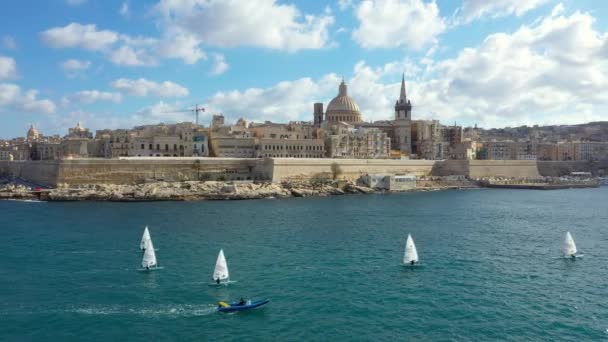 Luchtfoto Van Valletta Hoofdstad Van Malta Hoofdkerk Koepel Zeilboten Zee — Stockvideo