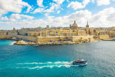 Valletta şehrinin havadan görünüşü - Malta ülkesinin başkenti. Akdeniz 'de turist teknesi