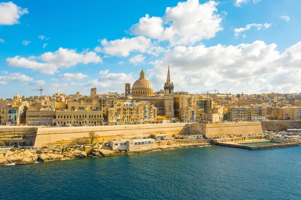Valletta şehrinin havadan görünüşü - Malta adasının başkenti. Akdeniz 'de. Bulutlu mavi gökyüzü 