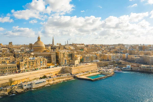 Valletta şehrinin havadan manzarası - Malta ülkesinin başkenti. Akdeniz 'de. Bulutlu mavi gökyüzü