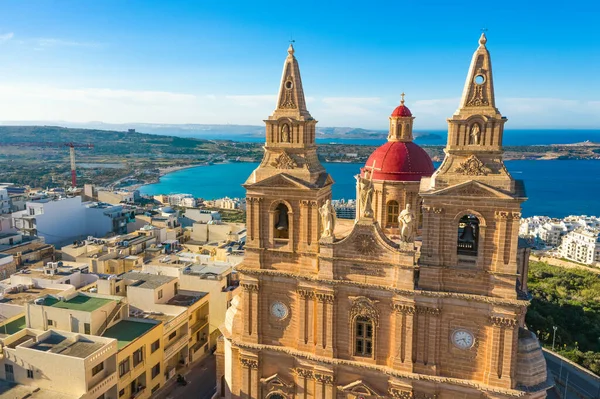 Mellieha Cemaati Kilisesi 'nin ya da Meryem Ana' nın Doğuşu 'nun hava görüntüsü. Malta 