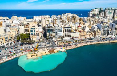  İnşaat vinçlerinin hava görüntüsü Sliema şehrinde yeni bir toplu plaj oluşturmak için işe yarıyor. Avrupa. Malta