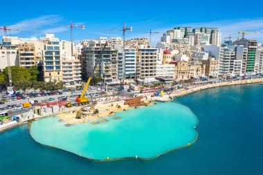  İnşaat vinçlerinin hava görüntüsü Sliema şehrinde yeni bir toplu plaj oluşturmak için işe yarıyor. Malta ülkesi