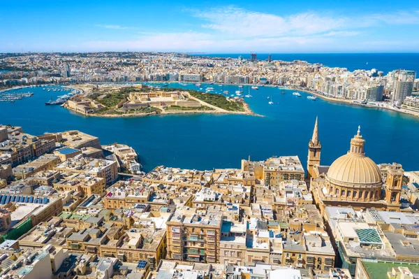 Valletta, Sliema şehri ve Manoel adasının havadan görünüşü. Güneşli bir gün, mavi gökyüzü, Akdeniz, tekneler. Malta