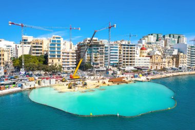  İnşaat vinçlerinin hava görüntüsü Sliema şehrinde yeni bir toplu plaj oluşturmak için işe yarıyor. Malta