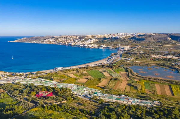 Meşhur Malta sahilinin havadan manzarası, Bay. Akdeniz 'de. Mellieha şehri. Avrupa. Malta