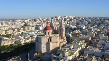Mellieha Cemaati Kilisesi 'nin ya da Meryem Ana' nın Doğuşu 'nun havadan görünüşü. Malta 