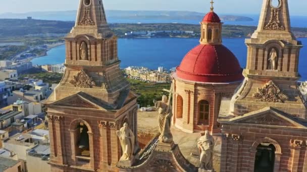 从空中俯瞰Mellieha教区教堂或圣母诞生 摄像机在旋转 马耳他国家 — 图库视频影像