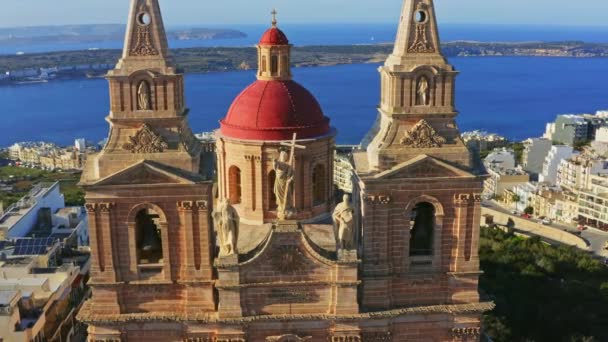 Luftaufnahme Der Pfarrkirche Mellieha Kamera Bewegt Kreis Europa Insel Malta — Stockvideo