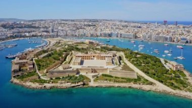 Gzira şehrindeki Fort Manoel 'in hava görüntüsü. Uçağı kapatın. Mavi gökyüzü, Akdeniz, tekne, yeşil doğa. Malta 