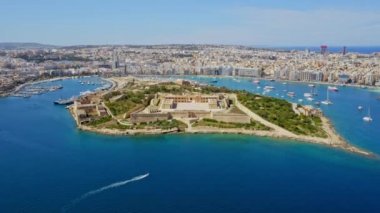 Gzira şehrindeki Fort Manoel 'in hava görüntüsü. Mavi gökyüzü, Akdeniz, tekne, yeşil doğa. Malta ülkesi