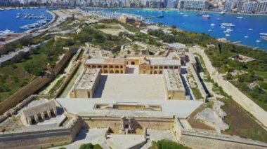 Gzira şehrindeki Fort Manoel 'in hava görüntüsü. Uçağı kapatın. Mavi gökyüzü, Akdeniz, tekne, yeşil doğa. Malta ülkesi