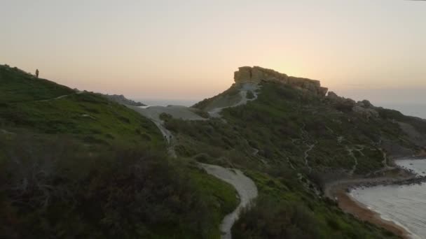 Luftaufnahme Der Naturlandschaft Berühmter Maltesischer Sandstrand Ghajn Tuffieha Mittelmeer Kamera — Stockvideo