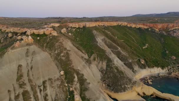 Vue aérienne du paysage naturel. Colline à Ghajn Tuffieha plage, mer Méditerranée. La caméra avance et remonte. Malte île 