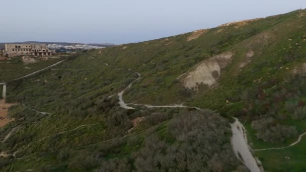 Vista Aérea Paisagem Natureza Hill Praia Ghajn Tuffieha Mar Mediterrâneo — Vídeo de Stock