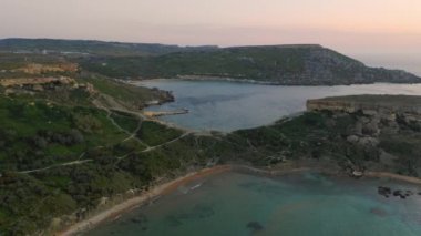 Doğa manzarasının havadan görünüşü. Ghajn Tuffieha plajı, Akdeniz. Kamera ileri gidiyor. Malta adası