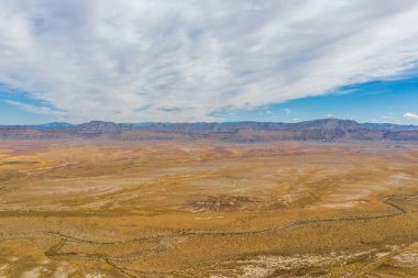 Doğa manzarasının havadan görünüşü. Bulutlu mavi gökyüzü, arka planda dağlar. ABD ülkesi